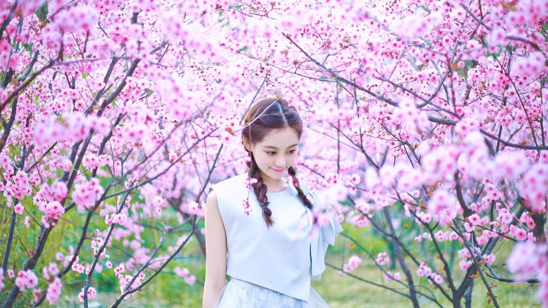 轰鸣赛道与无声绿茵，属于劳塔罗的双重舞台