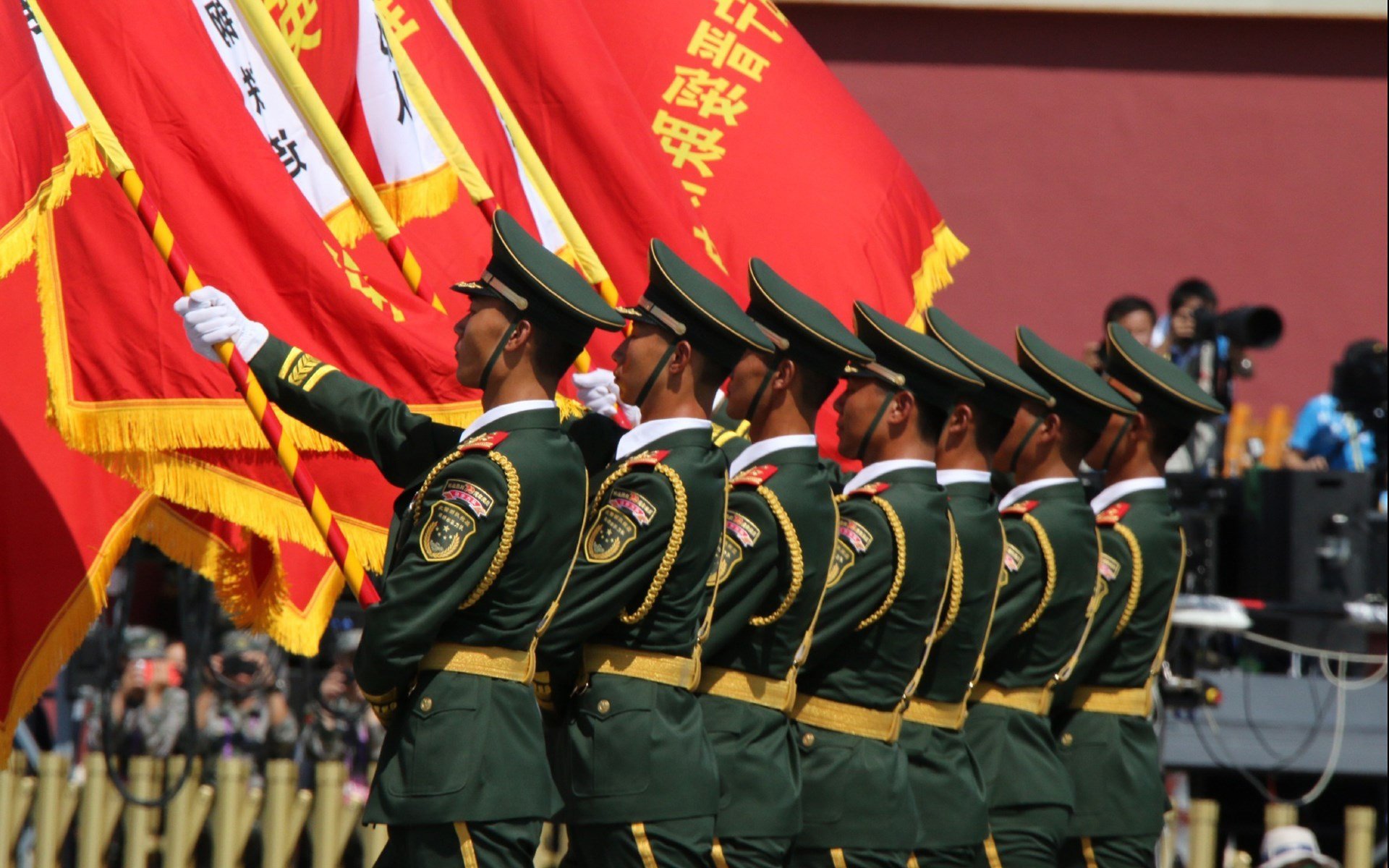 明尼苏达的夜晚有一种透骨的冷，即使标靶中心球馆里两万人的呼吸已将它烘得滚烫。计时器上猩红的数字跳动着，第四节，最后五分钟，平局。地板上的汗水映着顶灯，像一片碎掉的星空
